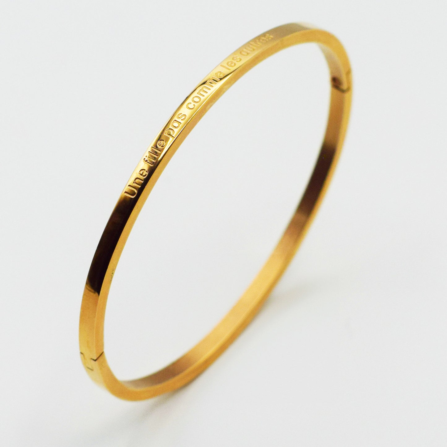ACIER INOXYDABLE - Bracelet jonc FIN gravé "Une Fille Pas Comme Les Autres"