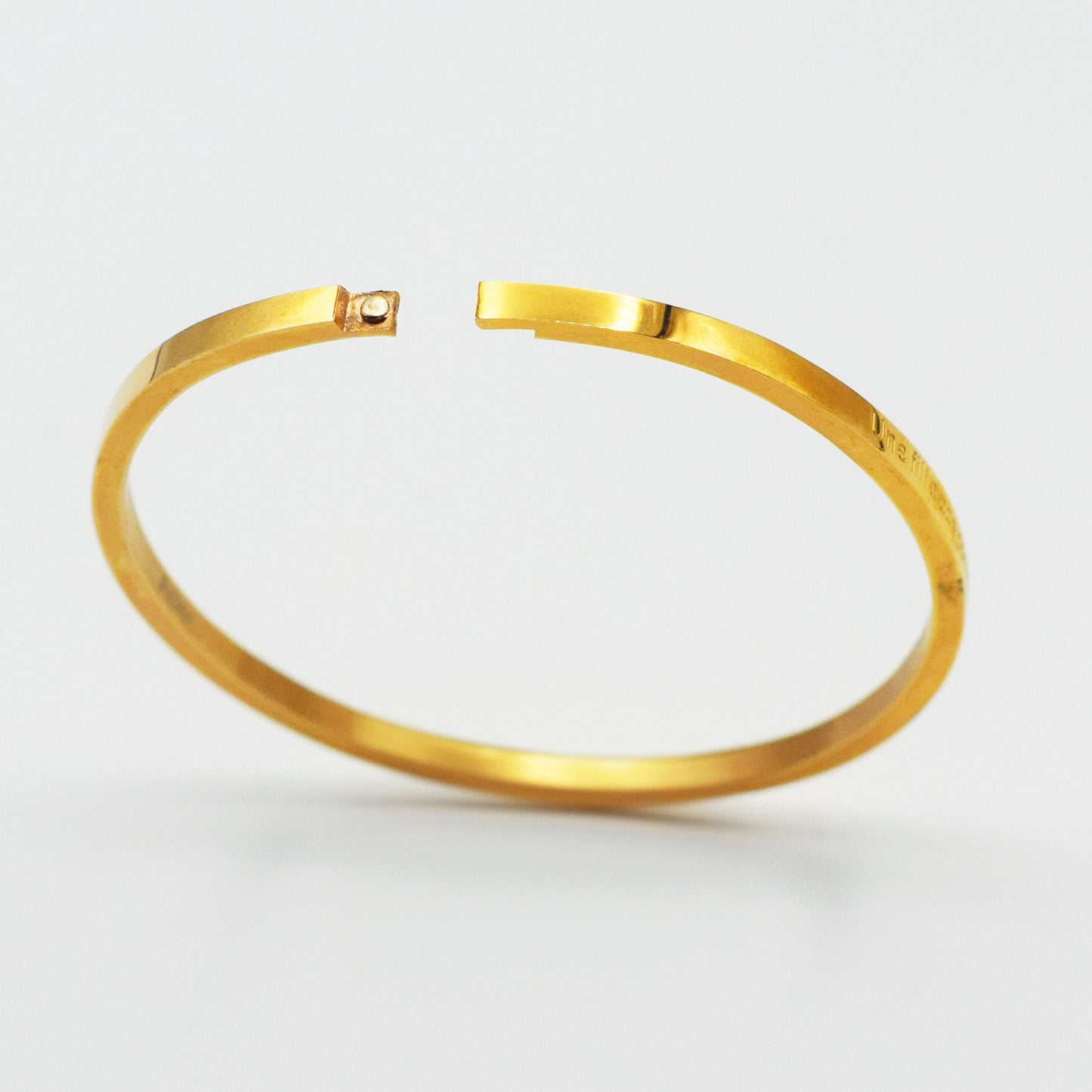 ACIER INOXYDABLE - Bracelet jonc FIN gravé "Une Fille Pas Comme Les Autres"