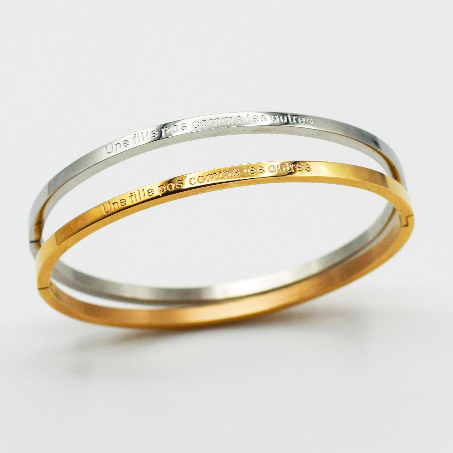 ACIER INOXYDABLE - Bracelet jonc FIN gravé "Une Fille Pas Comme Les Autres"