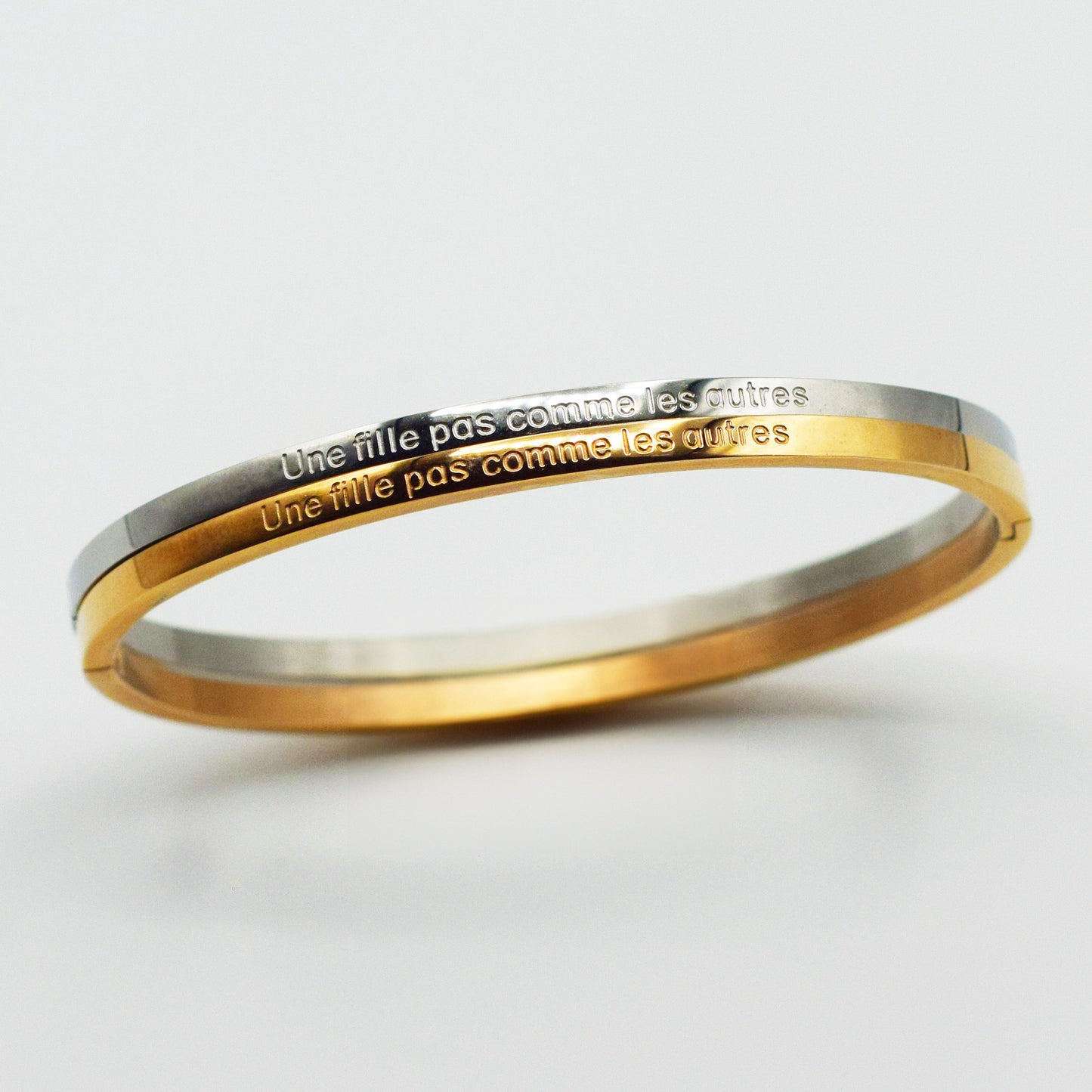 ACIER INOXYDABLE - Bracelet jonc FIN gravé "Une Fille Pas Comme Les Autres"