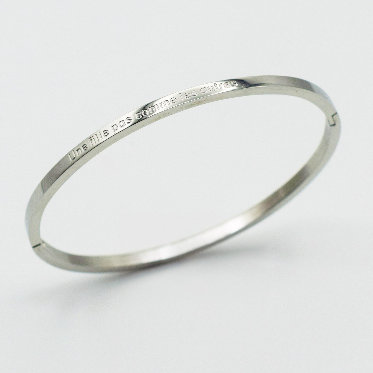 ACIER INOXYDABLE - Bracelet jonc FIN gravé "Une Fille Pas Comme Les Autres"
