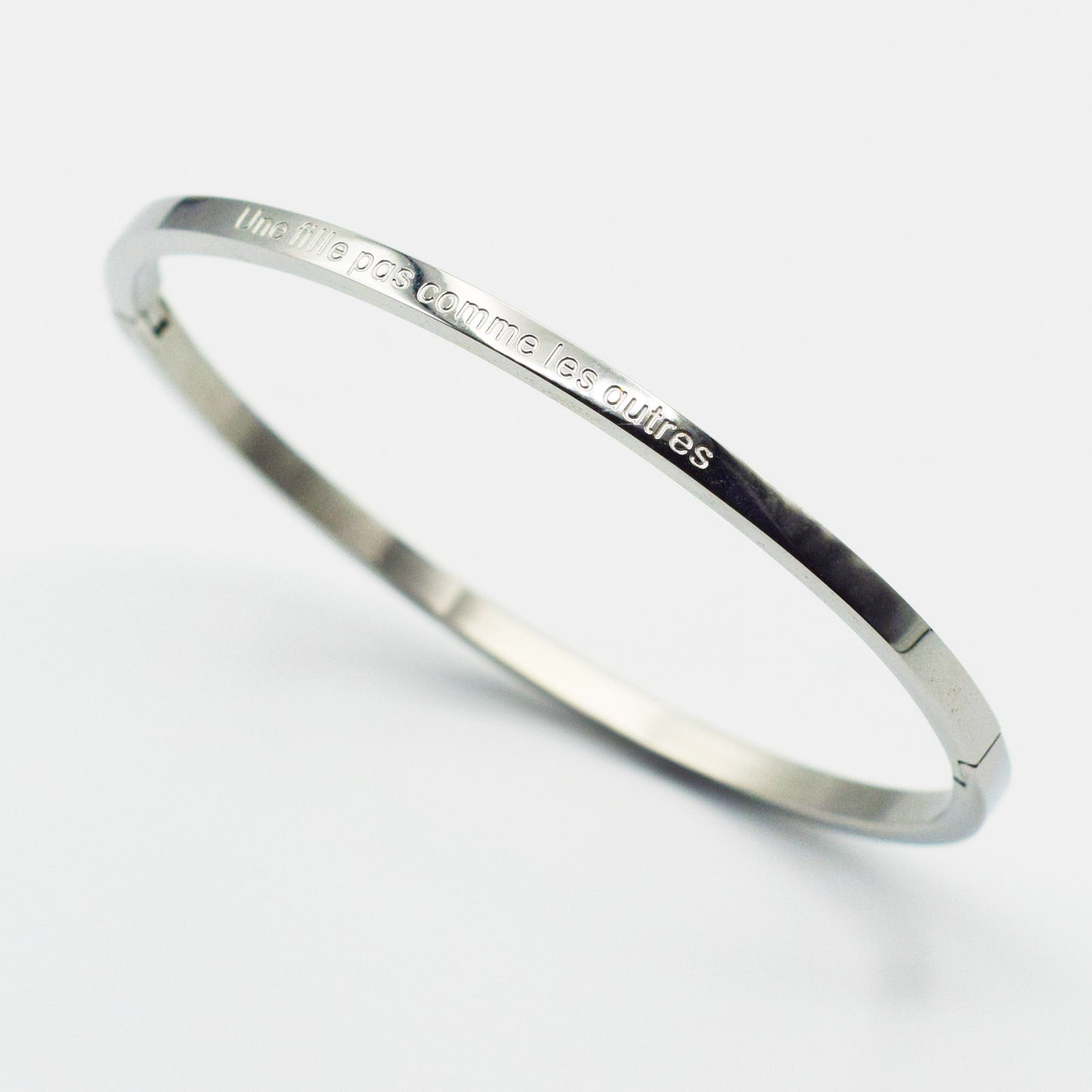 ACIER INOXYDABLE - Bracelet jonc FIN gravé "Une Fille Pas Comme Les Autres"