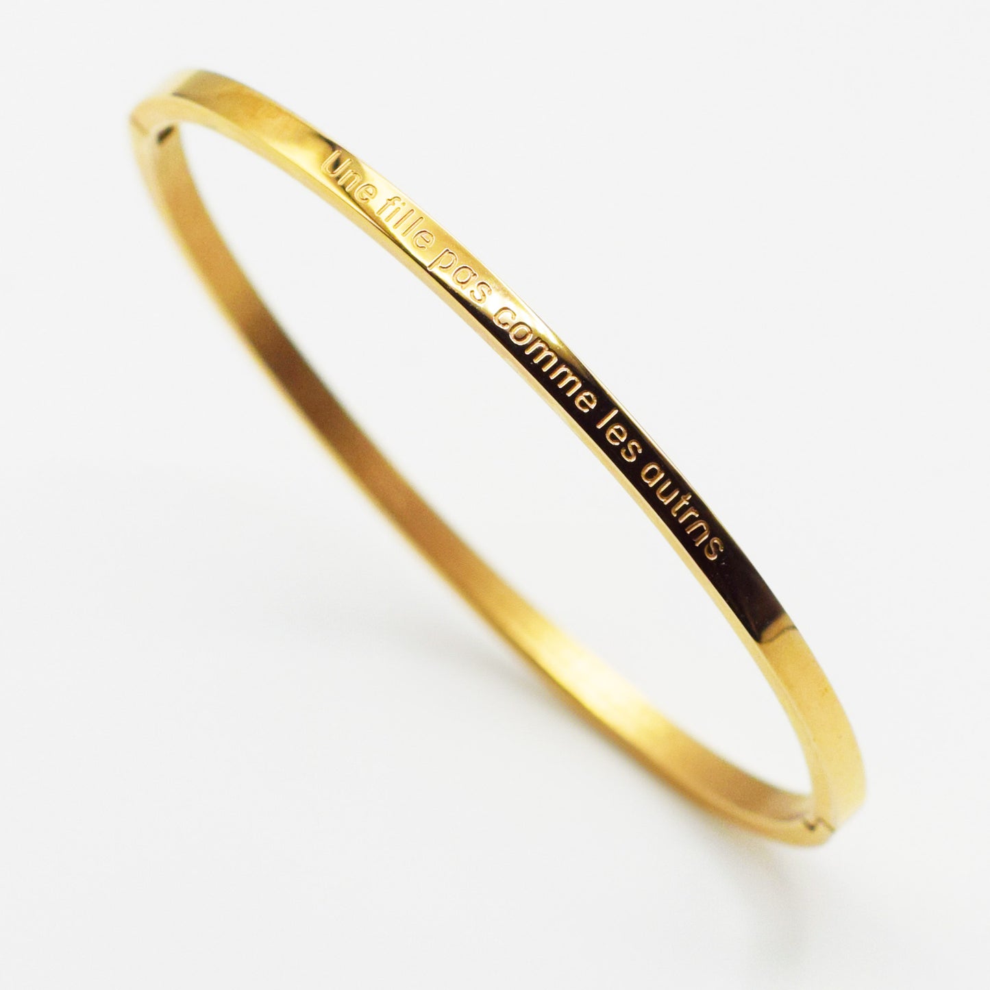 ACIER INOXYDABLE - Bracelet jonc FIN gravé "Une Fille Pas Comme Les Autres"