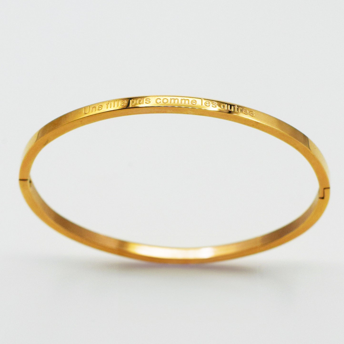 ACIER INOXYDABLE - Bracelet jonc FIN gravé "Une Fille Pas Comme Les Autres"