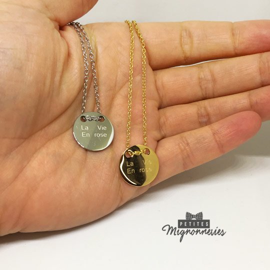 ACIER INOXYDABLE - Collier médaillon gravé "LA VIE EN ROSE"