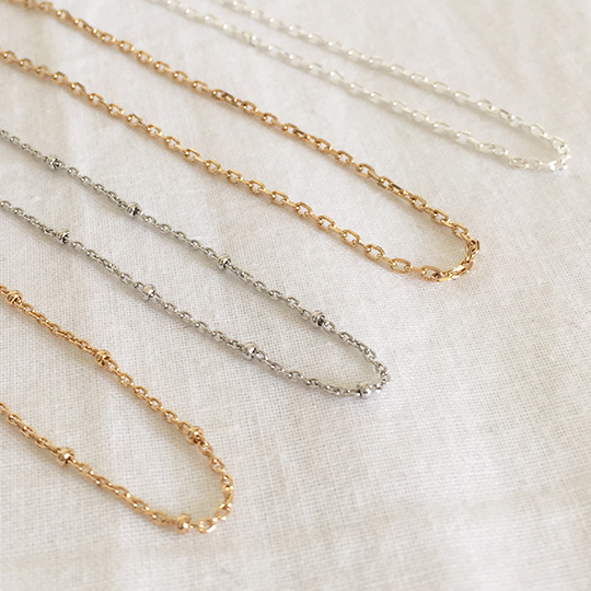 Collier chaîne avec ou sans billes et à maillons fins en plaqué or ou en argent 925. Résistant à l'eau.