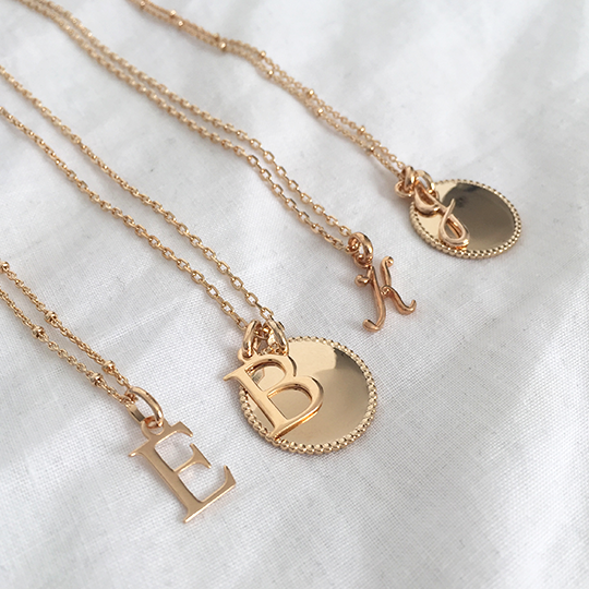 Collier chaîne avec ou sans billes et à maillons fins en plaqué or ou en argent 925. Pendentifs alphabétiques lettre cursive ou lettre capitale et médaillons