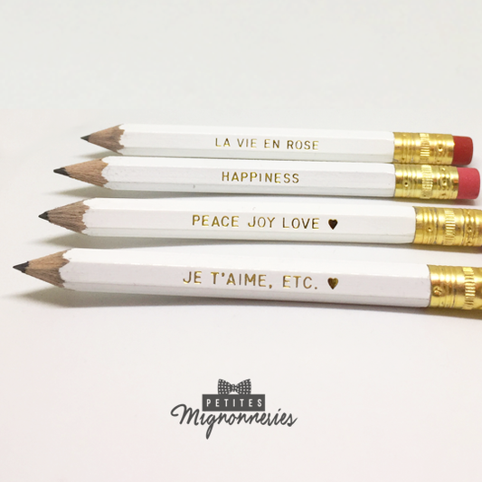 Petits crayons à papier gravés "HAPPINESS - JE T'AIME,ETC. - PEACE JOY LOVE - LA VIE EN ROSE" - Exclusivité PetitesMignonneries